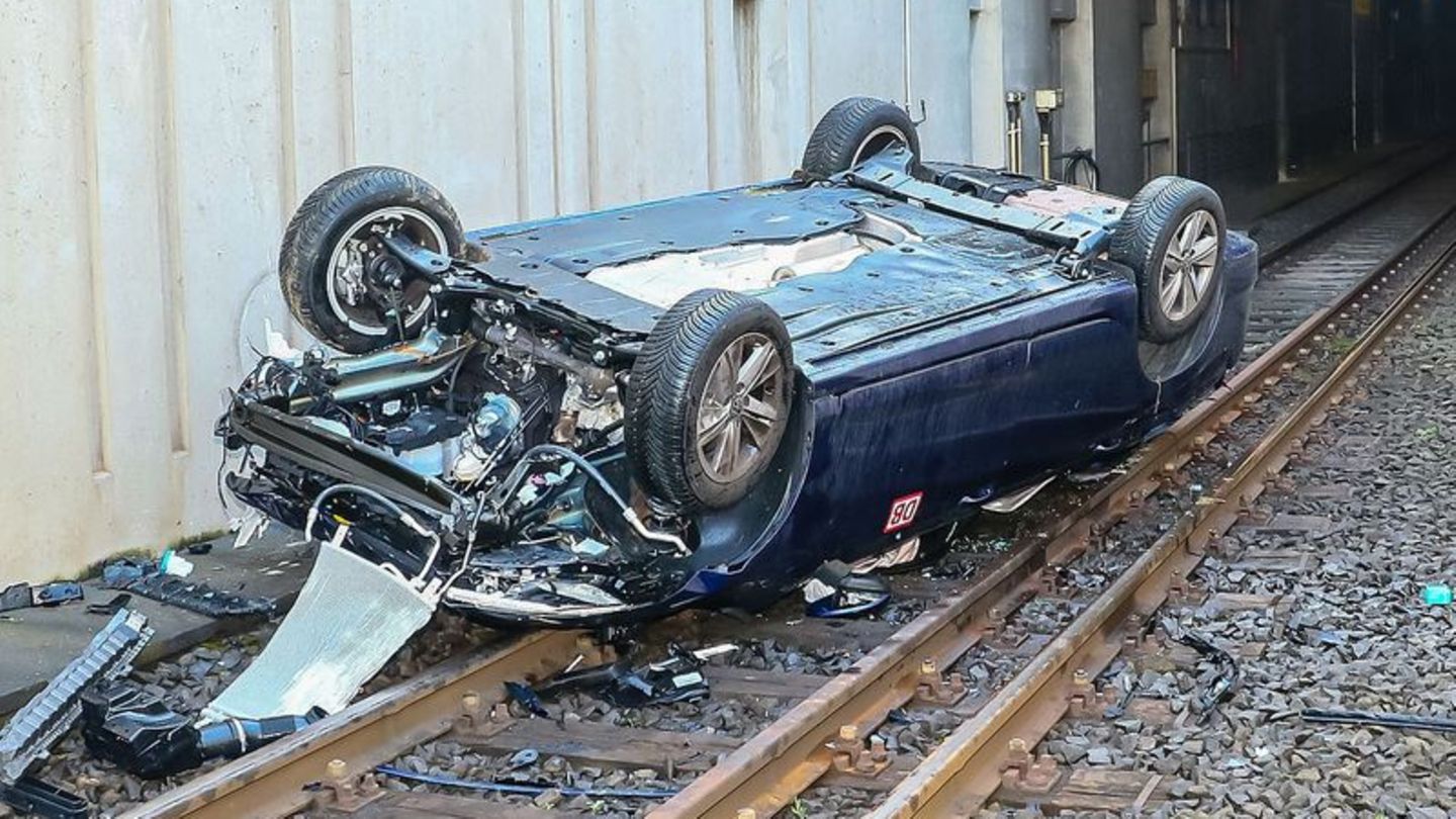 Unfall: Auto stürzt auf Bahngleise - zwei Schwerverletzte