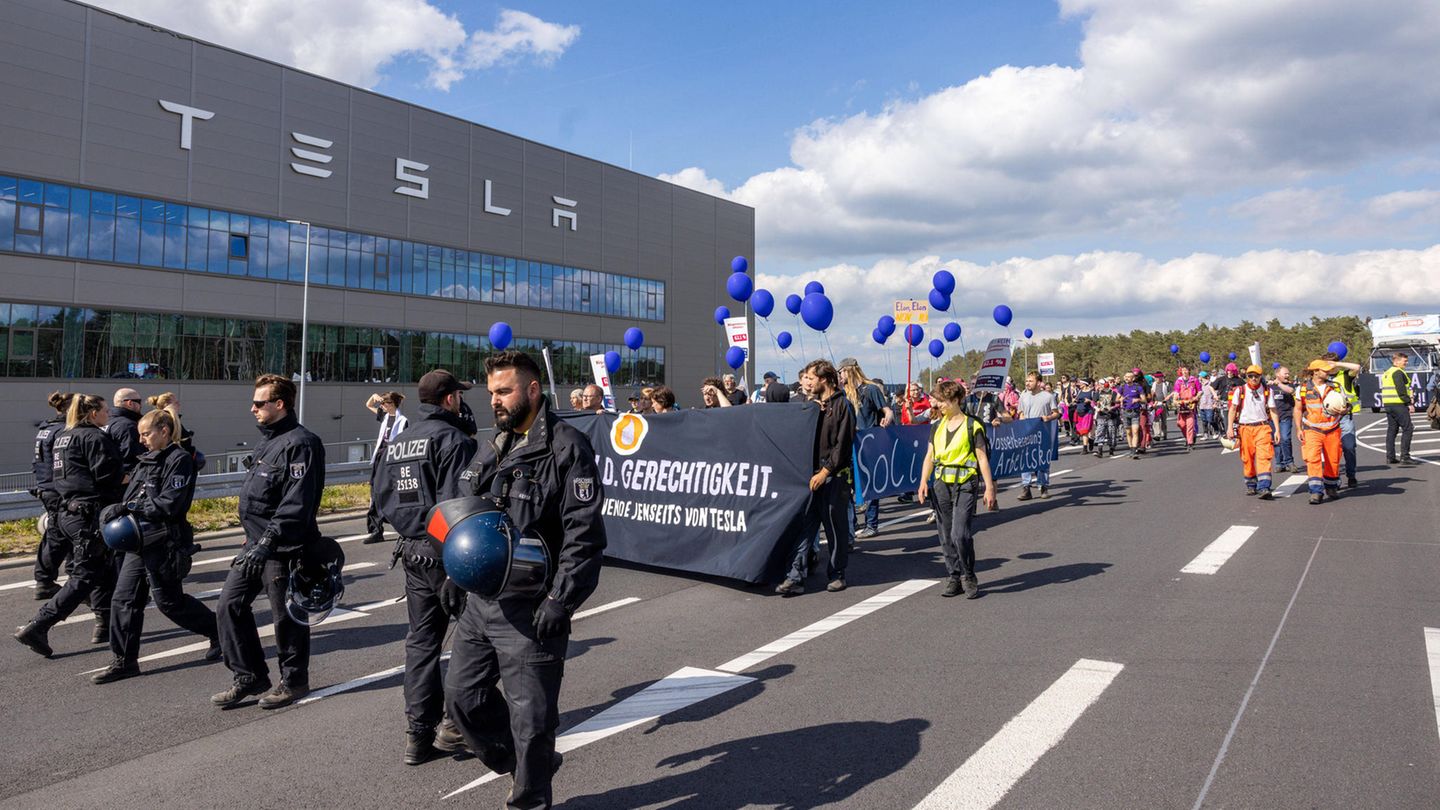 Proteste und Produktionsstillstand: Tesla lässt Zeitplan für Ausbau in Grünheide offen