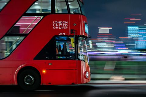 Ein Bus fährt durch London. In der britischen Grafschaft Chestershire wurde ein Busfahrer fast 60 Jahre lang Opfer von Stalking.