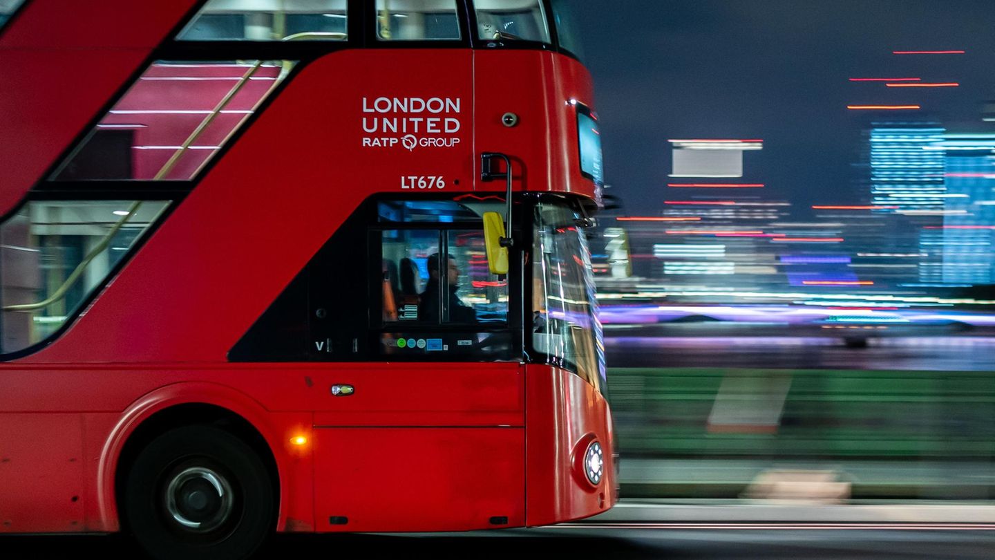 Großbritannien: Mann hielt einen Busfahrer für einen Promi – und stalkte ihn für fast 60 Jahre