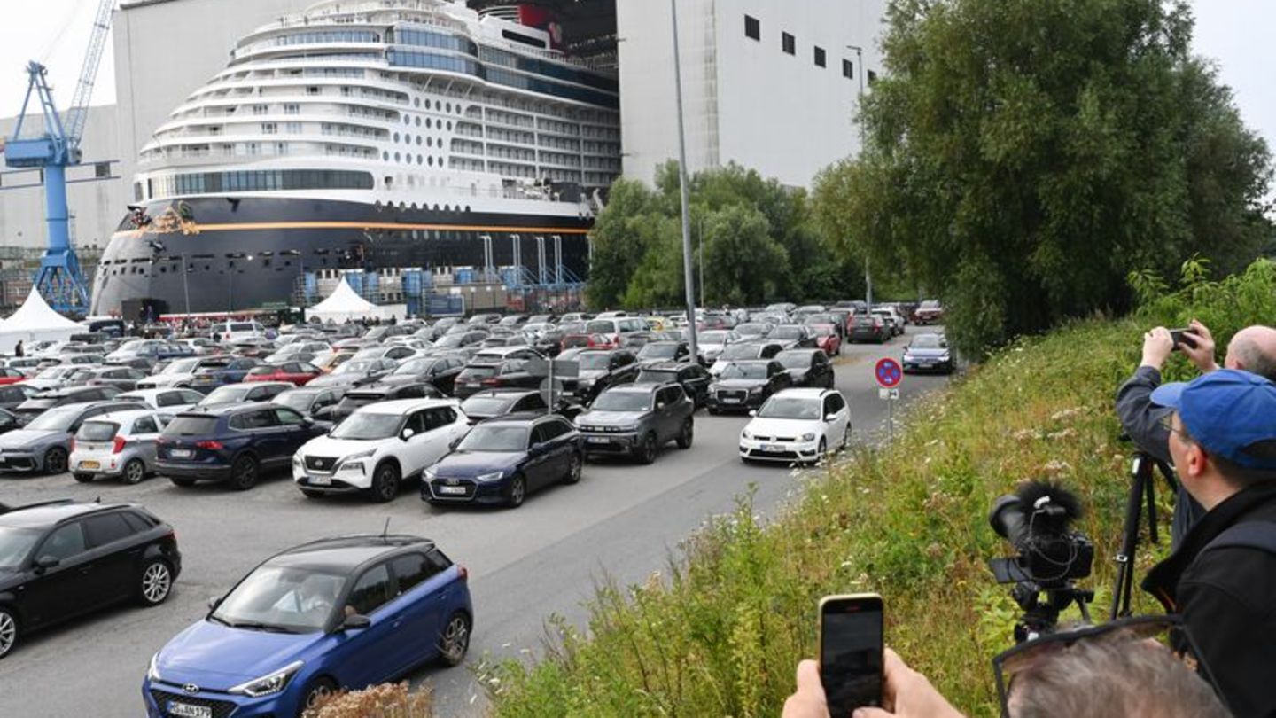 Auftrag für Disney: Neues Kreuzfahrtschiff verlässt Baudock der Meyer Werft