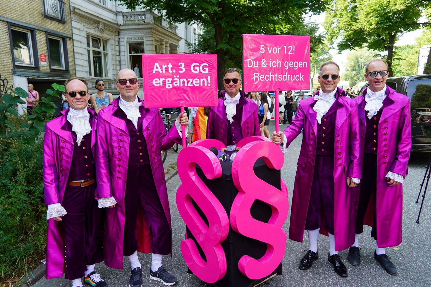 In glitzerndem Pink wurde für eine Ergänzung von Artikel 3 des Grundgesetzes demonstriert. Er lautet aktuell: "Niemand darf wegen seines Geschlechtes, seiner Abstammung, seiner Rasse, seiner Sprache, seiner Heimat und Herkunft, seines Glaubens, seiner religiösen oder politischen Anschauungen benachteiligt oder bevorzugt werden. Niemand darf wegen seiner Behinderung benachteiligt werden."