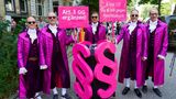In glitzerndem Pink wurde für eine Ergänzung von Artikel 3 des Grundgesetzes demonstriert. Er lautet aktuell: "Niemand darf wegen seines Geschlechtes, seiner Abstammung, seiner Rasse, seiner Sprache, seiner Heimat und Herkunft, seines Glaubens, seiner religiösen oder politischen Anschauungen benachteiligt oder bevorzugt werden. Niemand darf wegen seiner Behinderung benachteiligt werden."