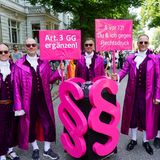 In glitzerndem Pink wurde für eine Ergänzung von Artikel 3 des Grundgesetzes demonstriert. Er lautet aktuell: "Niemand darf wegen seines Geschlechtes, seiner Abstammung, seiner Rasse, seiner Sprache, seiner Heimat und Herkunft, seines Glaubens, seiner religiösen oder politischen Anschauungen benachteiligt oder bevorzugt werden. Niemand darf wegen seiner Behinderung benachteiligt werden."