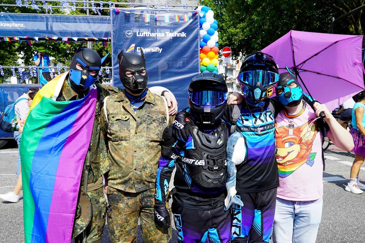 Mit Masken verkleidete Teilnehmer