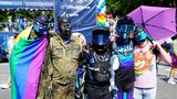 Mit Masken verkleidete Teilnehmer
