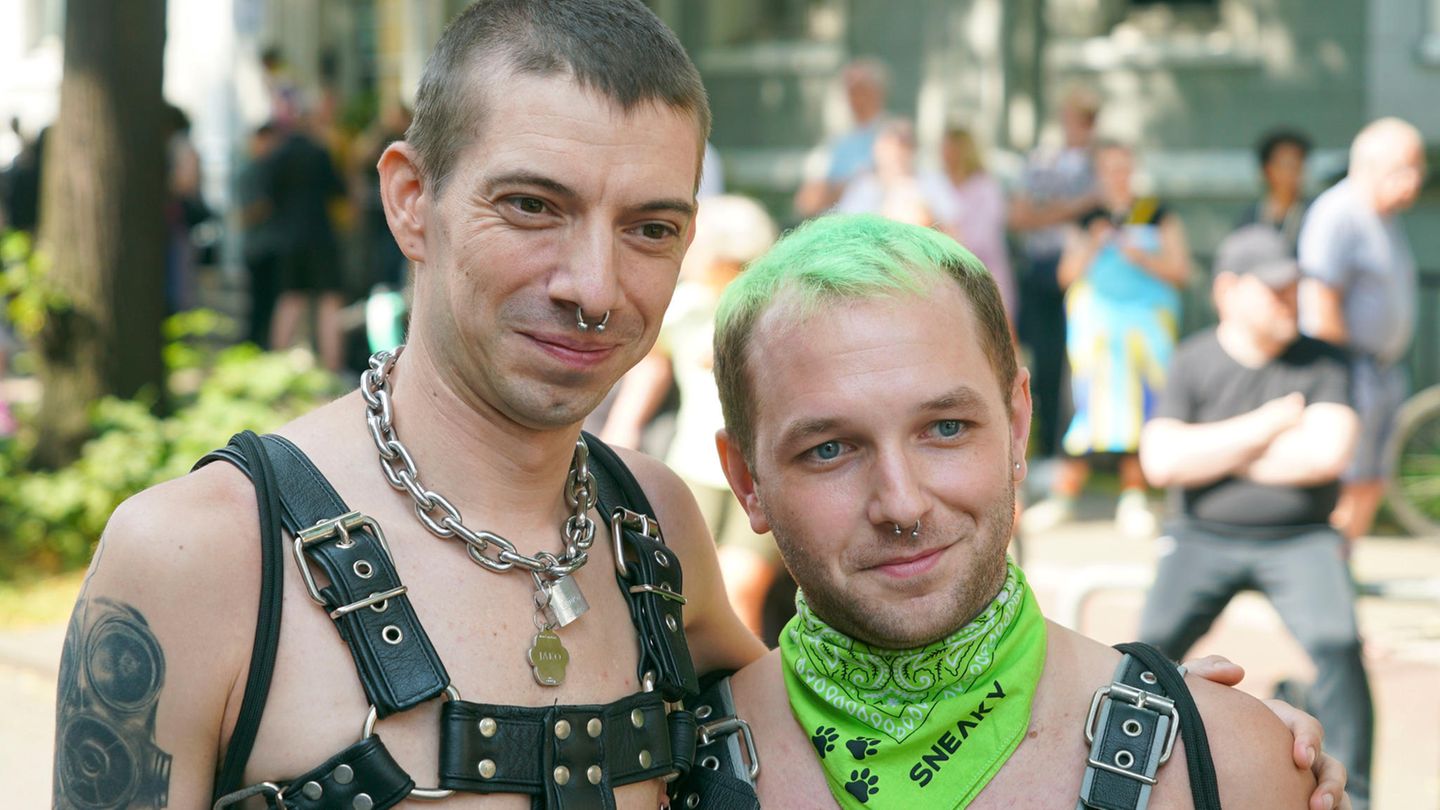 Leder, Ketten und Nieten wirken heute bereits wie ein Klassiker für Clubs und die alljährliche Demonstration im Partystil