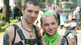 Leder, Ketten und Nieten wirken heute bereits wie ein Klassiker für Clubs und die alljährliche Demonstration im Partystil