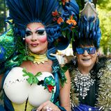 Zwei als Frauen gekleidete Männer mit viel Glitzer