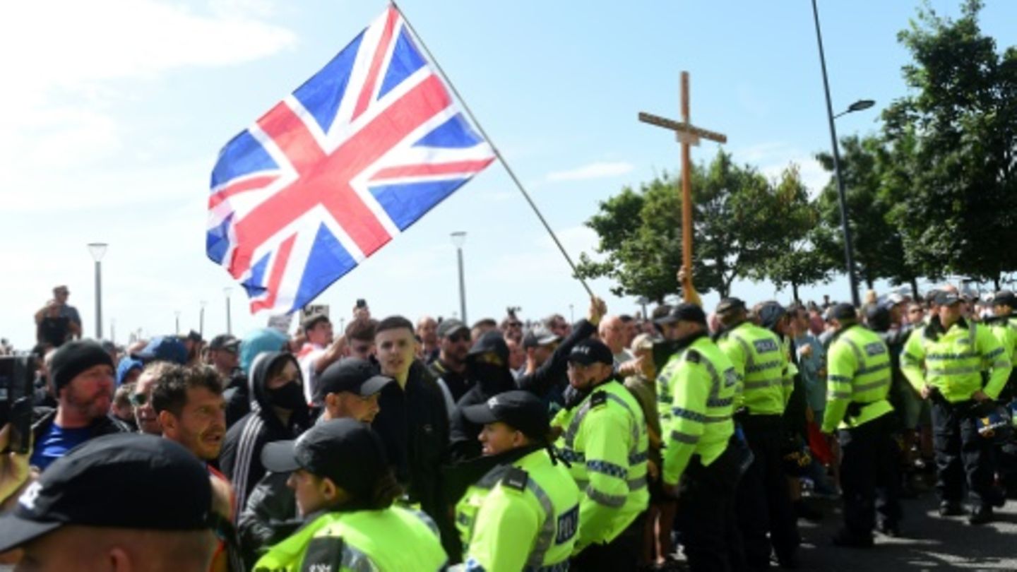 Weitere rechtsradikale Proteste in britischen Städten nach Messerangriff auf Kinder