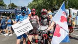 Vier Männer mit Hundemasken und Plakat