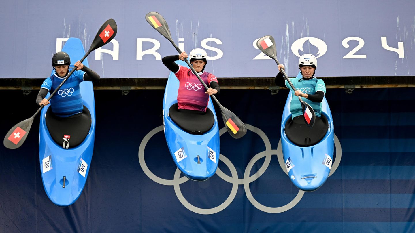 Paris, Frankreich. Beim 7. Rennen des Tages starten Alena Marx (v.l.n.r.) aus der Schweiz, Ricarda Funk aus Deutschland und Klaudia Zwolinska aus Polen zur Damen Kajak Cross Runde. Die ersten zwei aus jedem der elf Rennen qualifizieren sich für die Ausscheidungsrunde. Der Rest kommt in die Hoffnungsrunde.    .