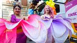 Zwei Frauen in Blumenkleidern