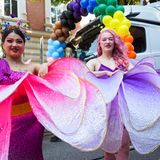Zwei Frauen in Blumenkleidern