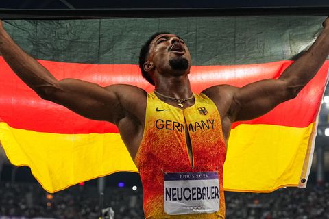 Leo Neugebauer feiert mit der Deutschlandfahne nach dem Gewinn der Silbermedaille im Zehnkampf bei Olympia in Paris