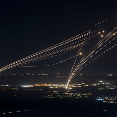 Die Hisbollah feuert erneut Dutzende Raketen auf Nordisrael.
