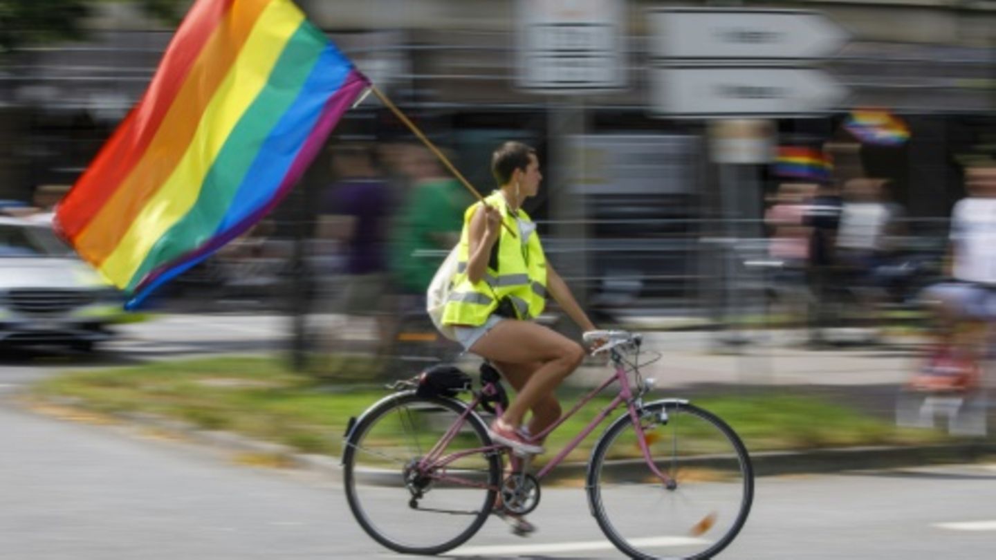 Hunderttausende feiern friedlich beim Christopher Street Day in Hamburg