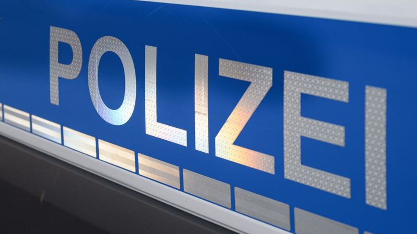 Unfall: Radfahrer stürzt auf regennasser Straße - schwer verletzt