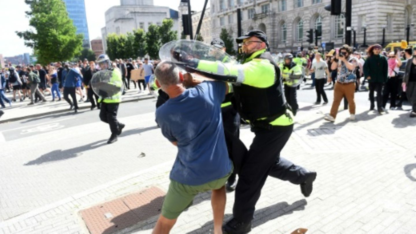 Mehr als 90 Festnahmen bei gewaltsamen Protesten in mehreren britischen Städten