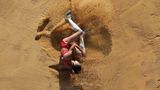 Weiche Landung: Die Japanerin Mariko Morimoto landet beim Dreisprung in der Sandgrube.