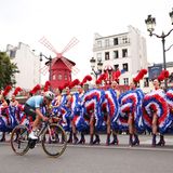Die Augen geradeaus: Der Belgier Remco Evenpoel lässt sich von den Tänzerinnen der Moulin Rouge nicht ablenken. Mit Erfolg: Der Belgier gewann nach dem Zeitfahren auch das Straßenrennen