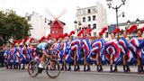 Die Augen geradeaus: Der Belgier Remco Evenpoel lässt sich von den Tänzerinnen der Moulin Rouge nicht ablenken. Mit Erfolg: Der Belgier gewann nach dem Zeitfahren auch das Straßenrennen