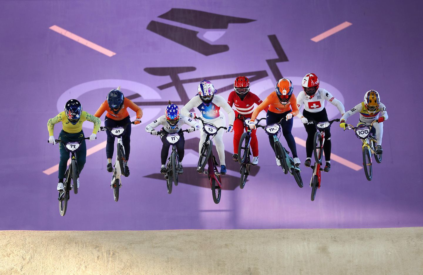 So wenig Platz für so viele Sportlerinnen: Beim BMX-Rennen geht es spektakulär zu. Links im Bild, die spätere Olympiasiegerin Saya Sakakibara aus Australien