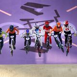 So wenig Platz für so viele Sportlerinnen: Beim BMX-Rennen geht es spektakulär zu. Links im Bild, die spätere Olympiasiegerin Saya Sakakibara aus Australien