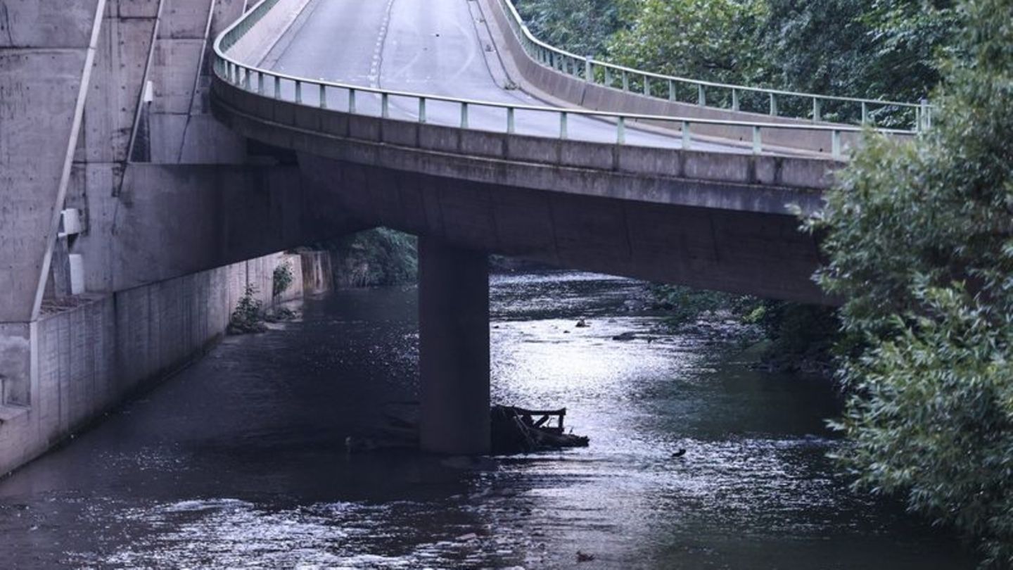 Fluss Volme: Vater will Ball aus dem Fluss holen und entdeckt Toten