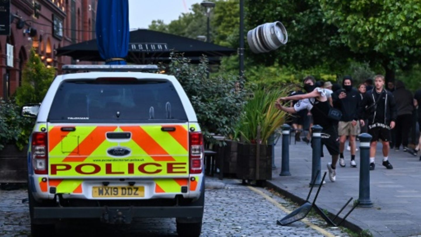 Mehr als 150 Festnahmen bei gewaltsamen Protesten in mehreren britischen Städten