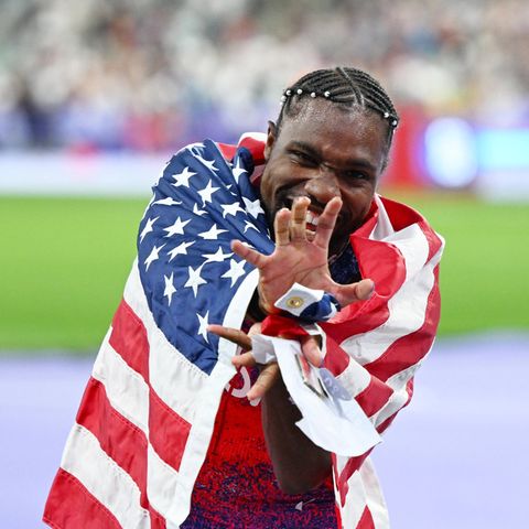 Noah Lyles posiert nach dem Sieg im Olympia-Sprintfinale in Paris