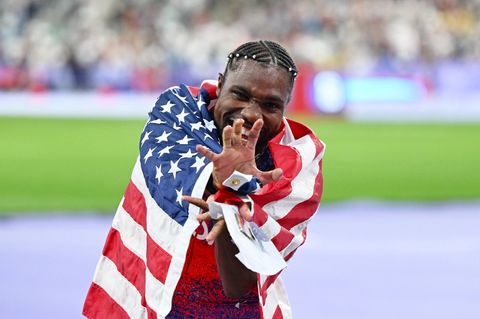Noah Lyles posiert nach dem Sieg im Olympia-Sprintfinale in Paris