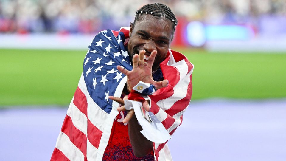 Noah Lyles posiert nach seinem Sieg im olympischen Sprintfinale in Paris