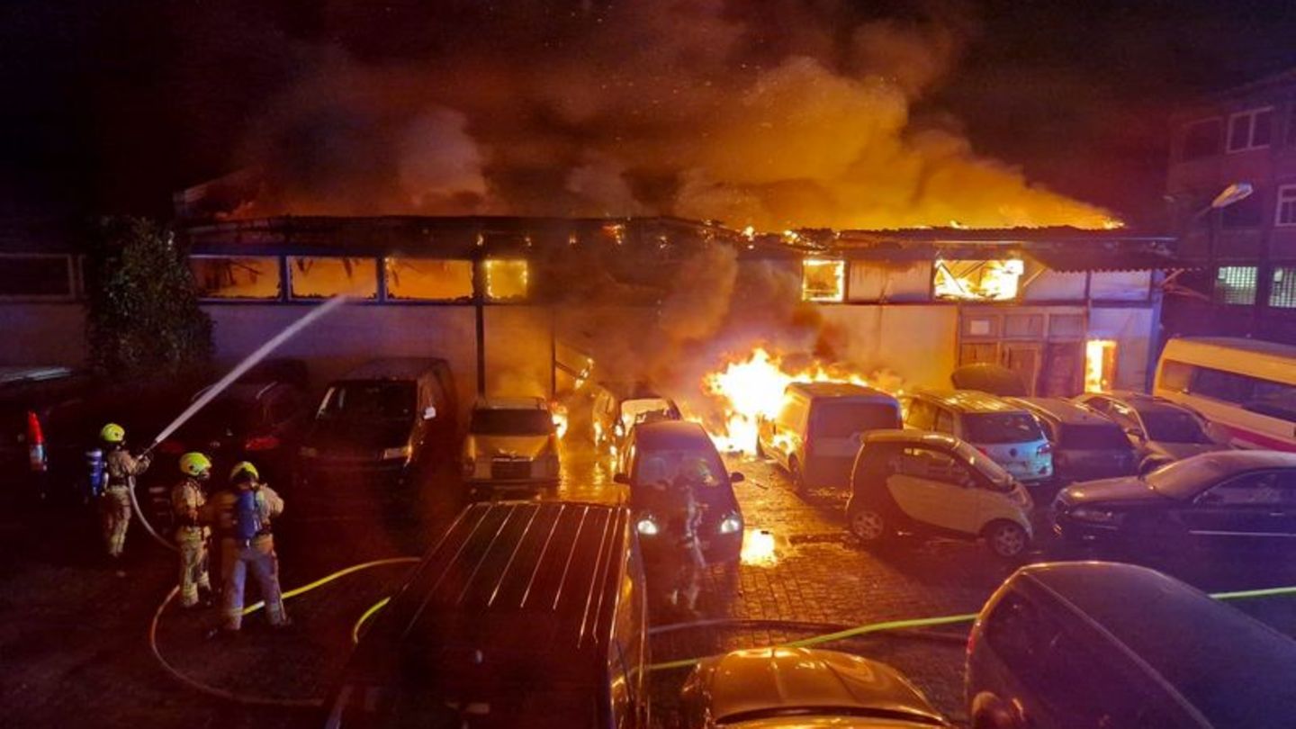 Alt-Hohenschönhausen: Brand zerstört Autowerkstatt in Berlin