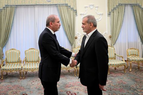 Jordaniens Außenminister Ayman Safadi (l.) bei einem diplomatischen Treffen mit Irand Präsidenten Massud Peseschkian