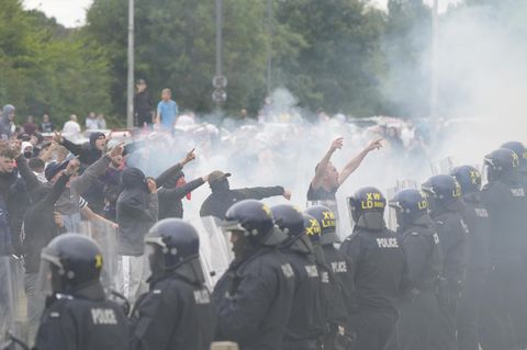 Rechte Demonstranten treffen in Rotherham auf Polizisten