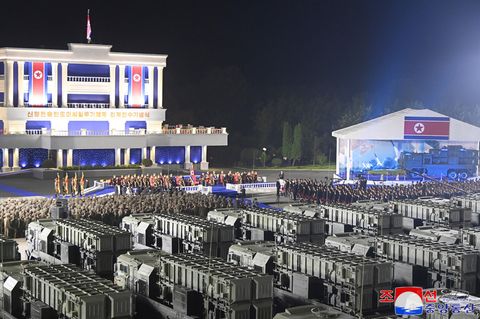 Kim Jong Un zeigt Abschussrampen - Propagandafoto der nordkoreanischen Staatsagentur KCNA