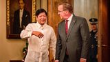 Manila, Philippinen. Eine Woche lang tourte Verteidigungsminister Boris Pistorius durch den Indopazifk. Nächster, aber auch schon letzter Halt: die philippinische Hauptstadt. Dort trifft der deutsche Politiker Präsident Ferdinand Marcos Jr. (l) im Malacanang-Palast. Geplant ist ein Verteidigungsabkommen beider Länder