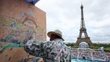Paris, Frankreich. Von den Olympischen Spielen in Paris gibt es die tollsten Fotos. Aber nur die wenigsten Besucher machen sich die Mühe, die sportlichen Wettbewerbe mit einem Pinsel aufs Papier zu bringen.