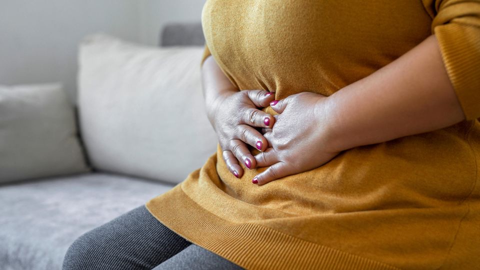 Zeichnung eines weiblichen Körpers mit transparentem Magen-Darm-Bereich