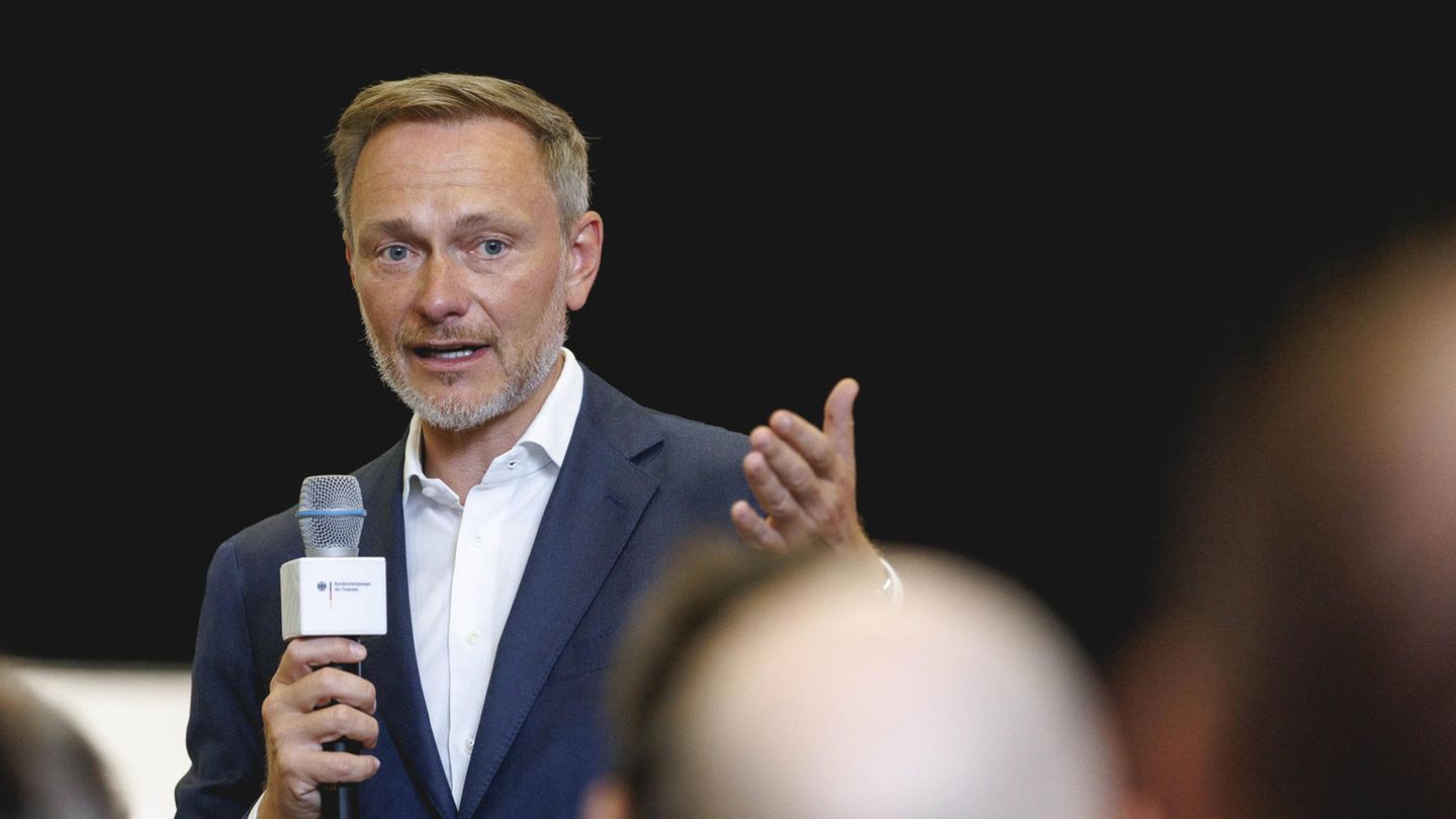 Bürgerdialog in Potsdam: Minister Lindner soll bei Haushalt "stabil bleiben"