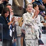 Sharon Stone  Die Schauspielerin Sharon Stone ist ebenfalls nach Paris gereist, feuerte den 100-Meter-Lauf der Männer an. Und freute sich, als der Amerikaner Noah Lyles bewies, dass er der schnellste Mann der Welt ist.