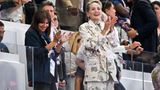 Sharon Stone  Die Schauspielerin Sharon Stone ist ebenfalls nach Paris gereist, feuerte den 100-Meter-Lauf der Männer an. Und freute sich, als der Amerikaner Noah Lyles bewies, dass er der schnellste Mann der Welt ist.