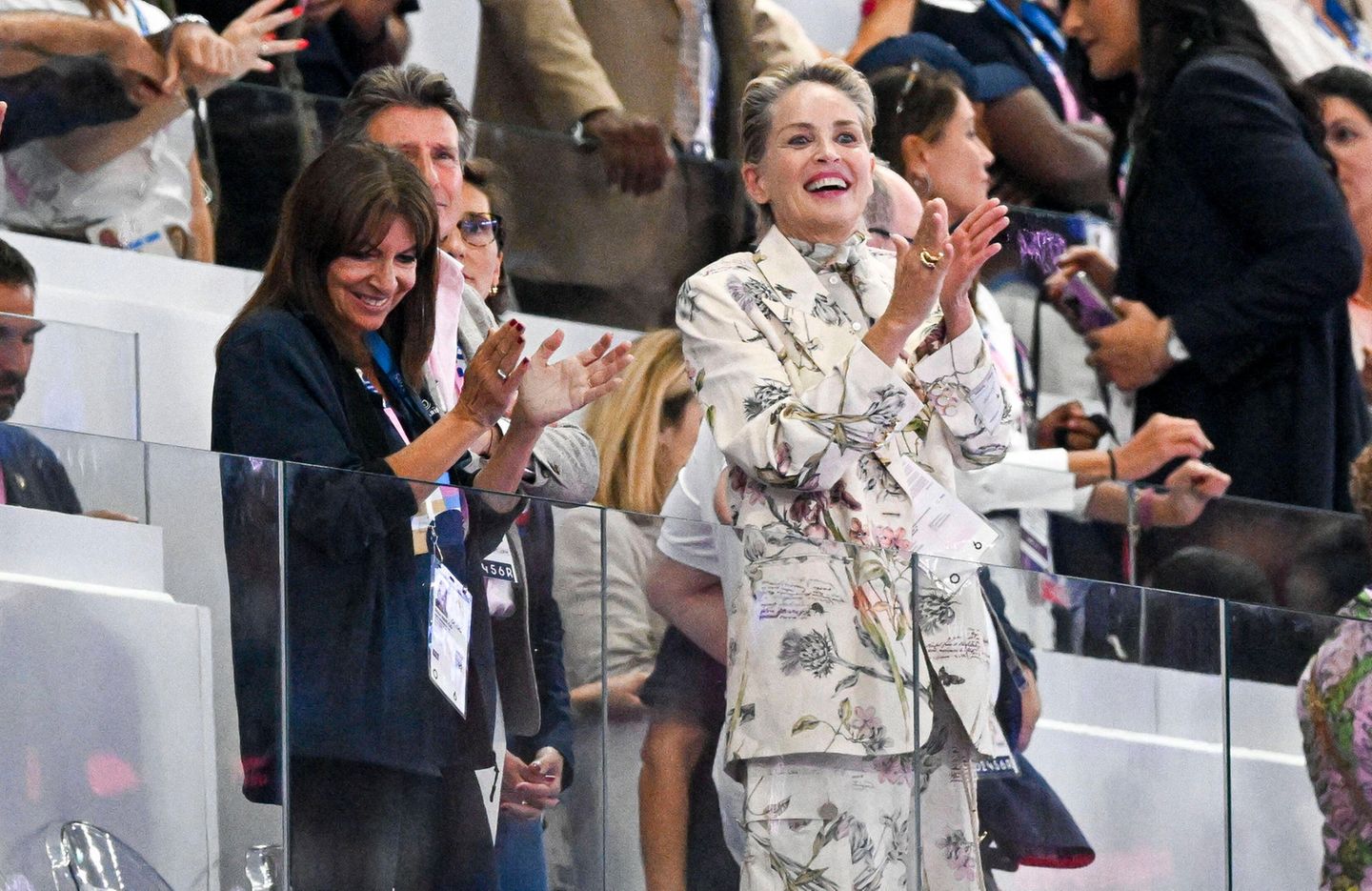 Sharon Stone  Die Schauspielerin Sharon Stone ist ebenfalls nach Paris gereist, feuerte den 100-Meter-Lauf der Männer an. Und freute sich, als der Amerikaner Noah Lyles bewies, dass er der schnellste Mann der Welt ist.