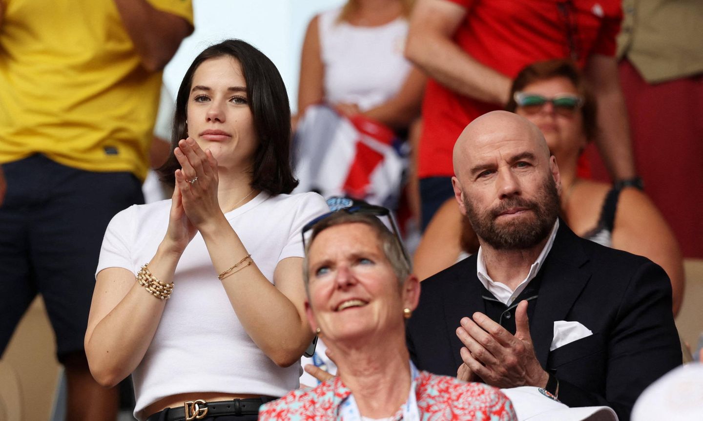 John Travolta  Hollywoodstar John Travolta und seine Tochter begeistern sich für Tennis: Die beiden verfolgten Novak Djokovics Sieg gegen Carlos Alcaraz in Paris.