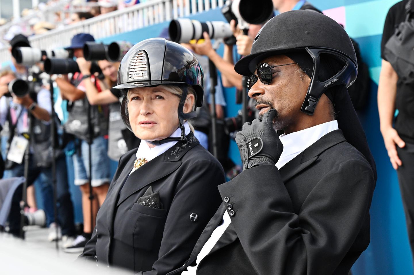 Martha Stewart und Snoop Dog  In passenden Outfits sind der Rapper Snoop Dog und die US-Moderatorin Martha Stewart zum Dressur-Reiten in Versailles erschienen. Die beiden verbindet seit Jahren eine Freundschaft, sie feierten in Frankreich auch Stewarts 83. Geburtstag gemeinsam.    