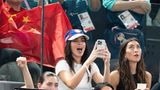 Kendall Jenner  Das Handy darf nicht fehlen: Influencerin Kendall Jenner filmte, als US-Turnstar Simone Biles erneut Gold holte.
