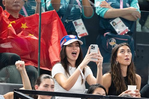 Kendall Jenner  Das Handy darf nicht fehlen: Influencerin Kendall Jenner filmte, als US-Turnstar Simone Biles erneut Gold holte.