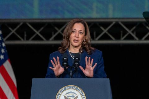 Kamala Harris hält eine Rede
