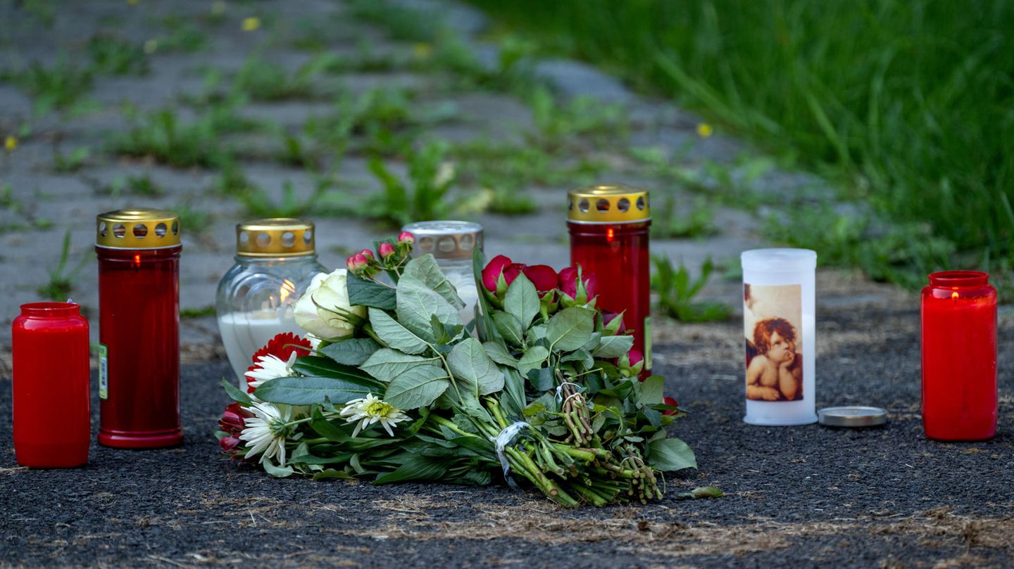 Kerzen und Blumen liegen vor dem Schulzentrum in Lohr am Main zum Gedenken an den ermordeten Jugendlichen